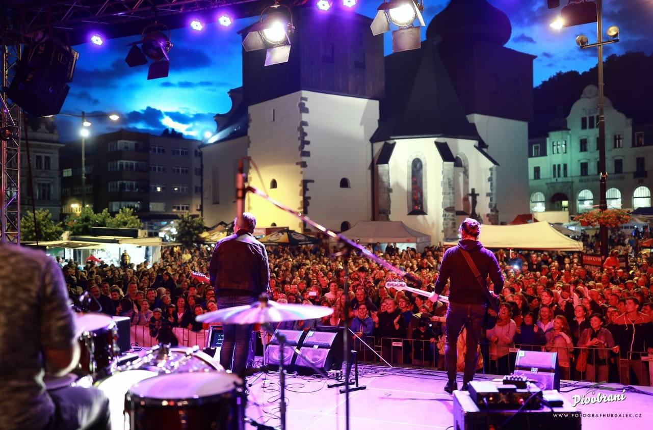 Zaplněné náměstí při jednom z koncertů na Pivobraní